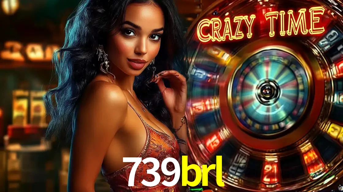 Mulher elegante ao lado da vibrante roda da fortuna do jogo de cassino ao vivo Crazy Time, um dos game shows mais populares e cheios de prêmios do 739brl.